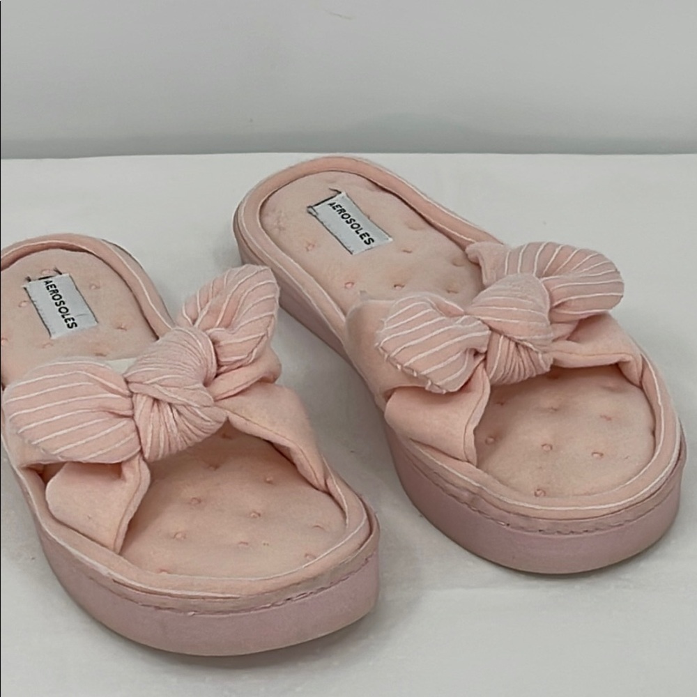 AEROSOLES WOMENS SIZE 6.5-7.5 Plush Pink Bow Slippers with Elevated Sole
